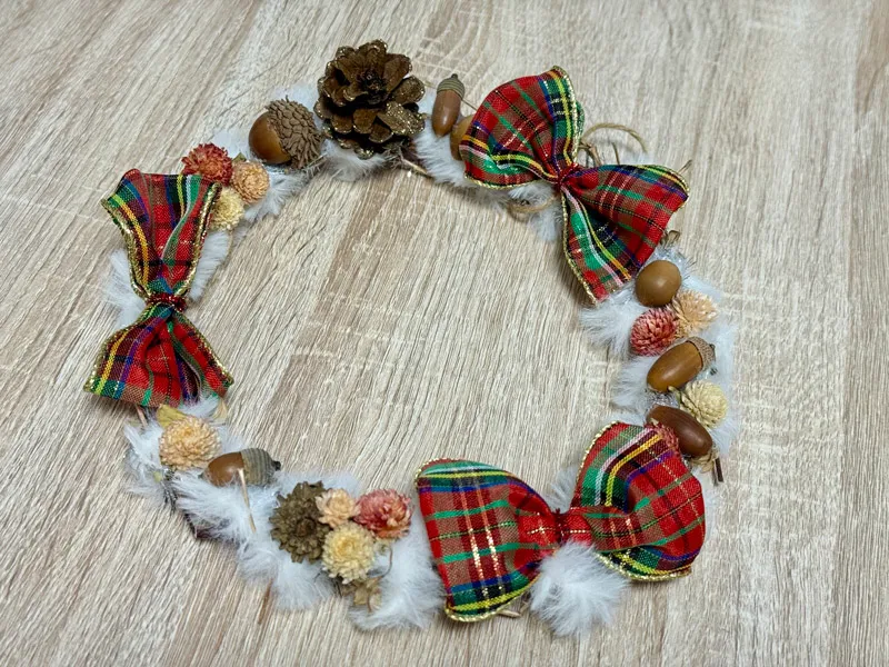 どんぐりで作ったクリスマスリース